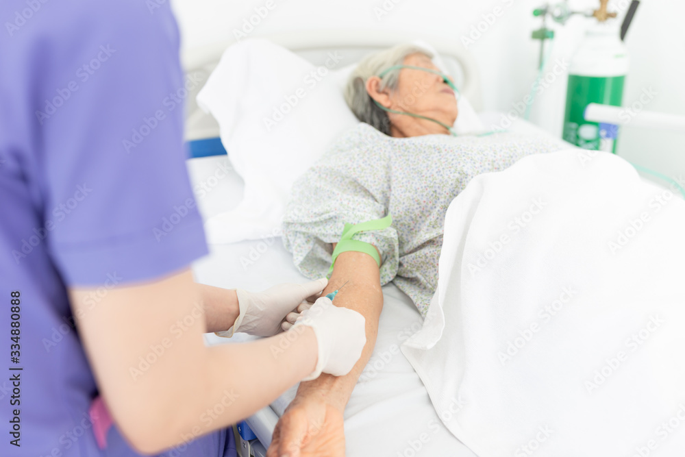 Obraz premium healthcare worker use syringe and needle drawing blood of old asian patient, blood drawing process, laboratory confirm to diagnosis, old patient in hospital