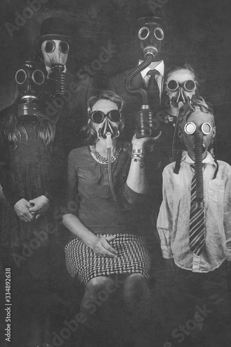 ordlyd Sølv Flock Fotka „social distancing family photo with everyone wearing gas masks“ ze  služby Stock | Adobe Stock