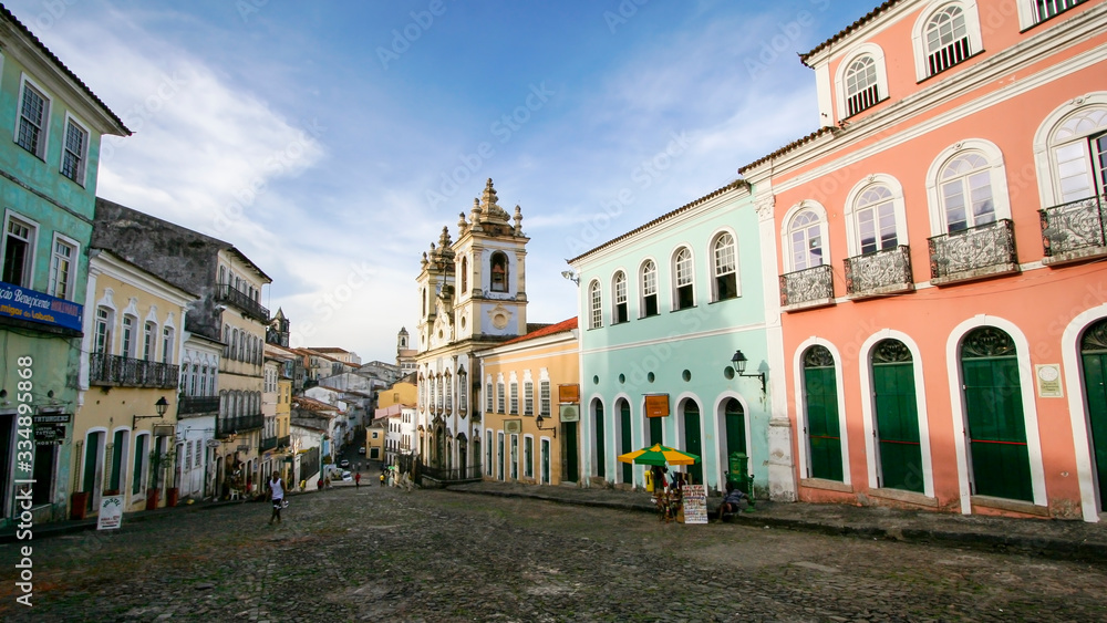 Pelourinho, em Salvador, Bahia. Ponto turístico brasileiro. Casas antigas coloridas em centro urbano.