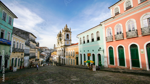 Pelourinho, em Salvador, Bahia. Ponto turístico brasileiro. Casas antigas coloridas em centro urbano.