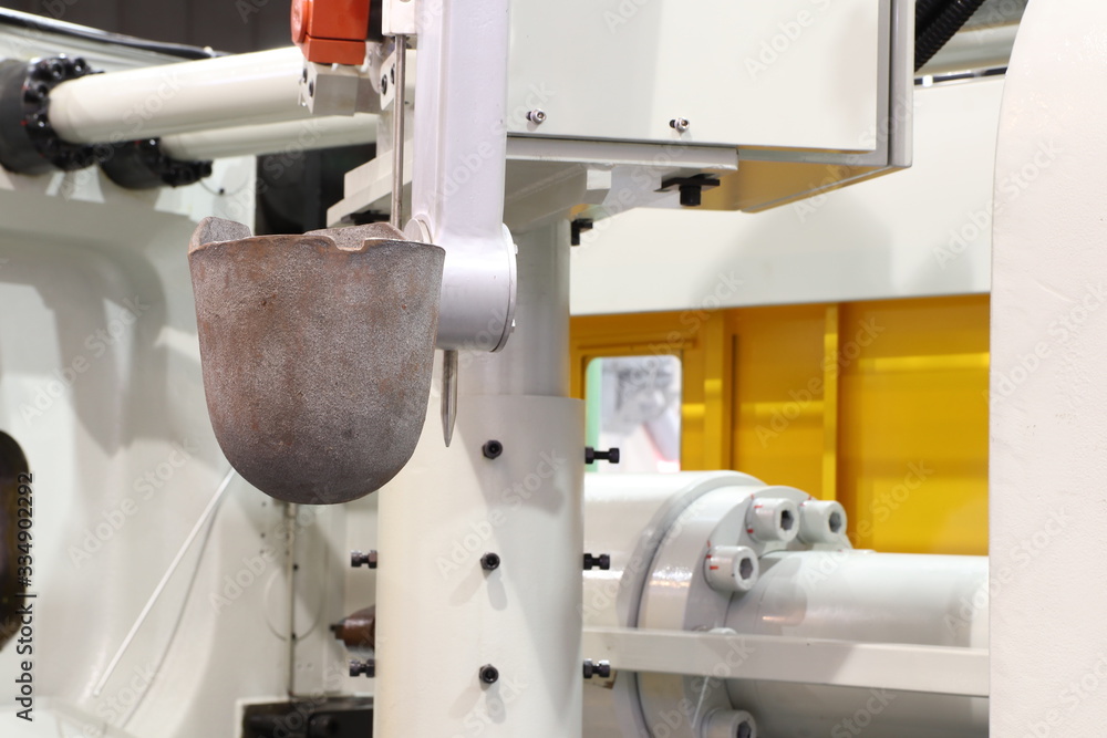 Aluminium die casting injection machine ; focus at metal ladle Aluminium die casting injection machine ; focus at metal ladle