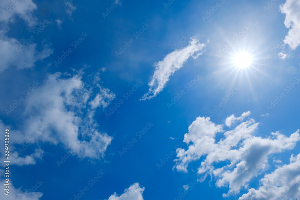 写真素材 青空 太陽 逆光 雲 春の空 背景 背景素材 3月 コピースペース Stock Photo Adobe Stock
