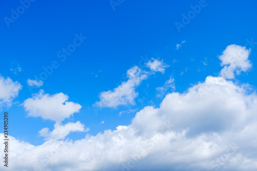 【写真素材】 青空 空 雲 春の空 背景 背景素材 3月 コピースペース 