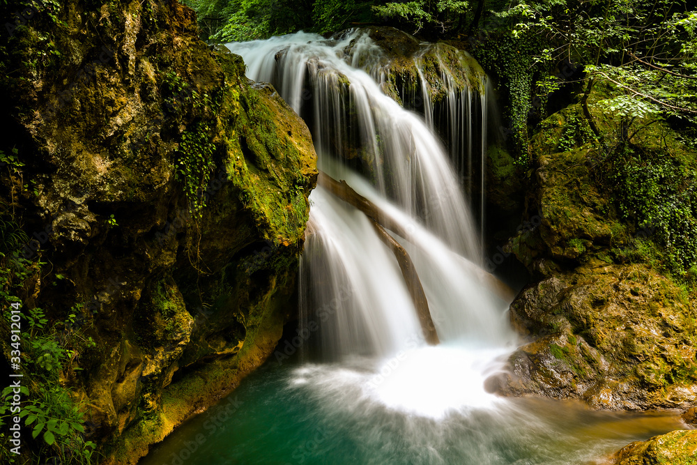 Obraz premium La Vaioaga Waterfall, Beusnita National Park, Romania