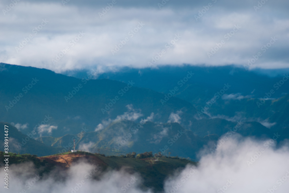 Construcción a la cima de la montaña entre las nubes Construcción a la cima de la montaña entre las nubes