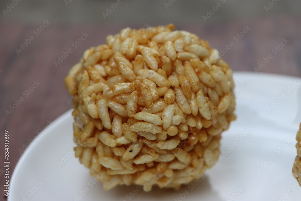 Indian Traditional Puffed Rice Balls is a sweet made using puffed rice mixed with jaggery, Murmura Laddoo, Churmura Laddoo or Pori Urundai