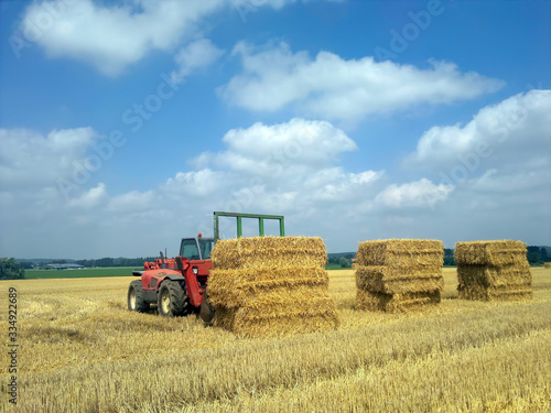 straw bales loaded with Manitou