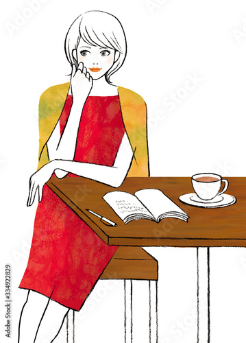 カフェで手帳を見ながらコーヒーを飲む女性