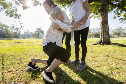 Fotografia Female elderly was trying to stand up,asian daughter help,care,support her senio