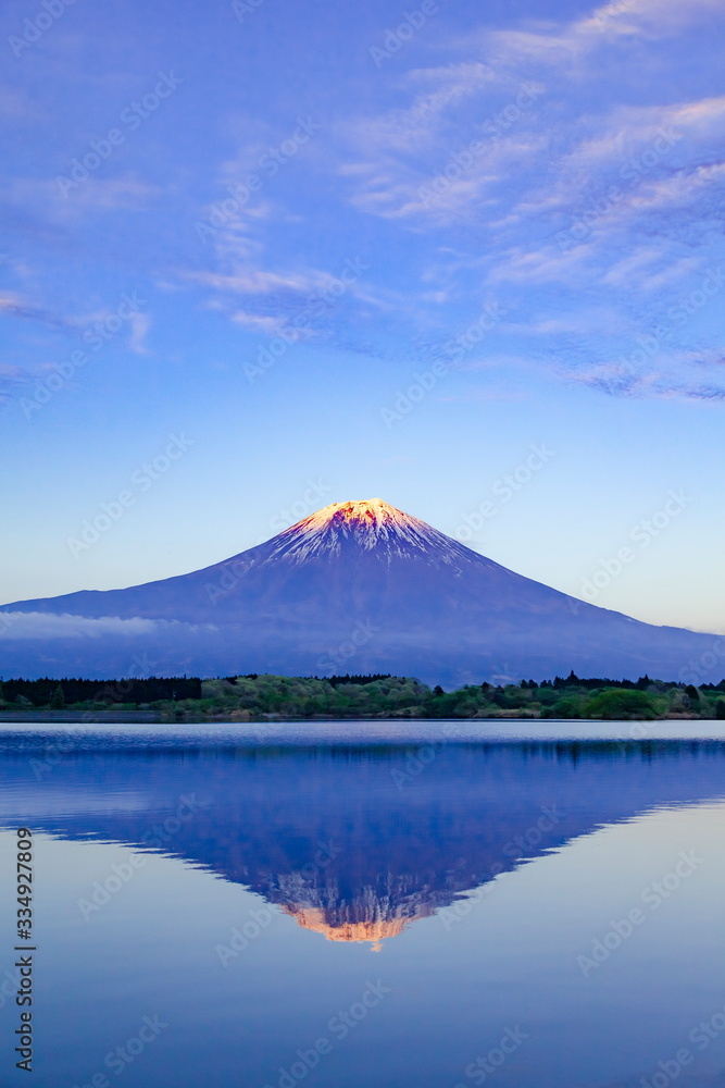 夕日を浴びた富士山、静岡県富士宮市田貫湖にて