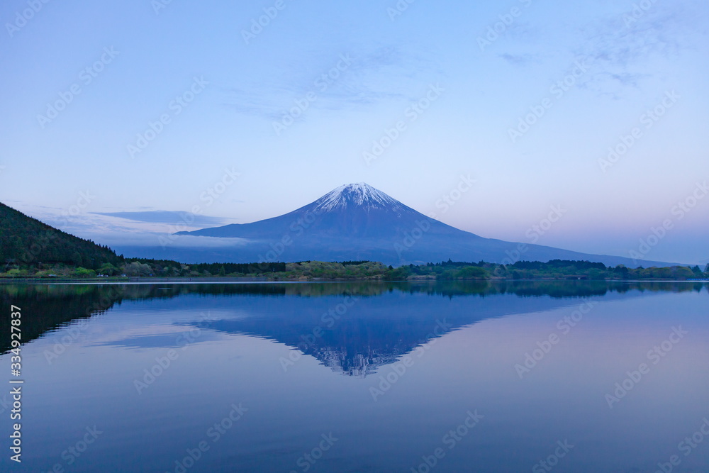 夕暮れの富士山、静岡県富士宮市田貫湖にて