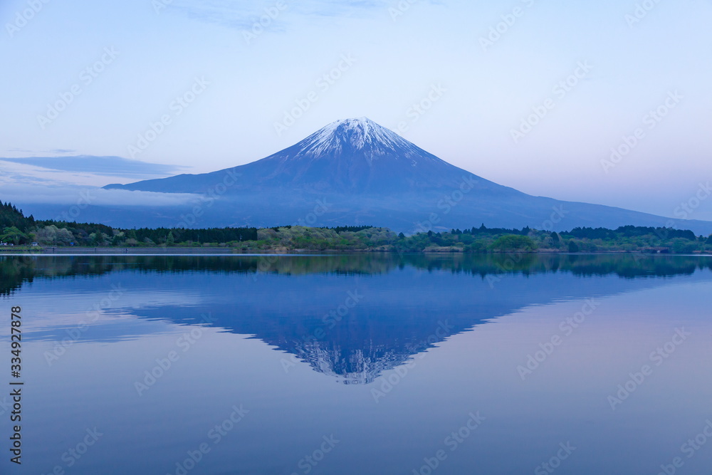 夕暮れの富士山、静岡県富士宮市田貫湖にて