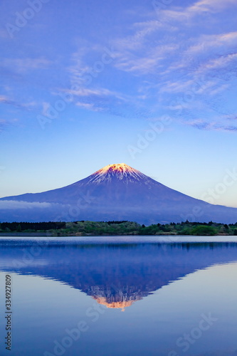 夕日を浴びた富士山、静岡県富士宮市田貫湖にて