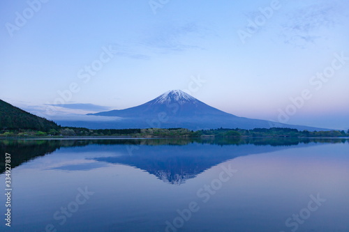 夕暮れの富士山、静岡県富士宮市田貫湖にて © photop5