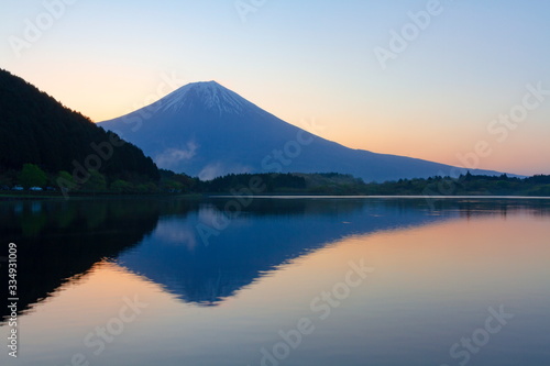 田貫湖の夜明け、静岡県富士宮市にて © photop5