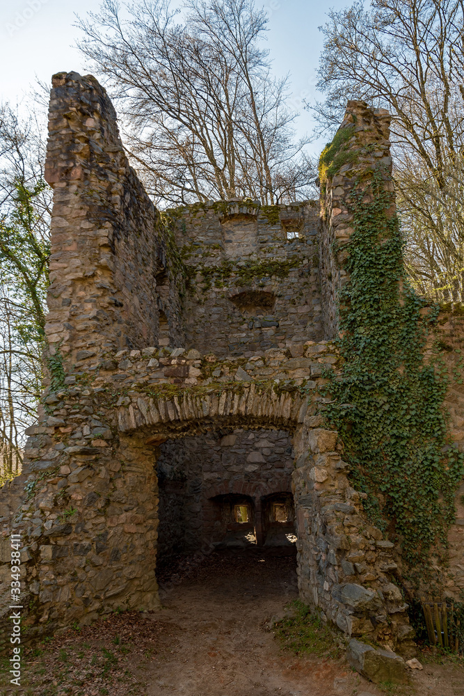 Ruine der Burg Rodenstein in Fränkisch-Crumbach im Odenwald, Hessen, Deutschland 