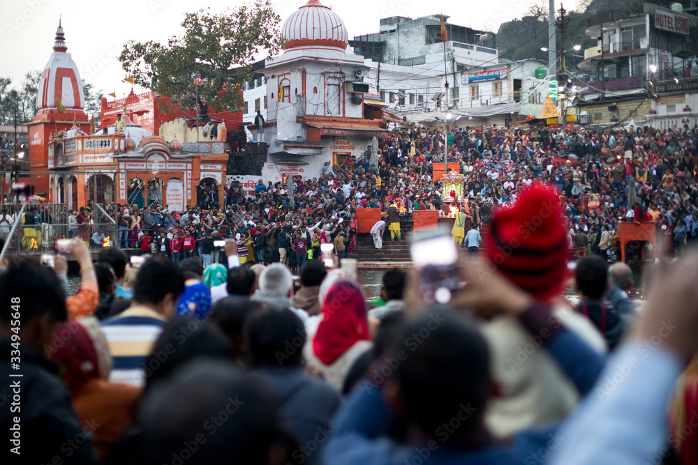 Obraz premium Pilgrims praying during Ganga Aarti at Har Ki Pauri