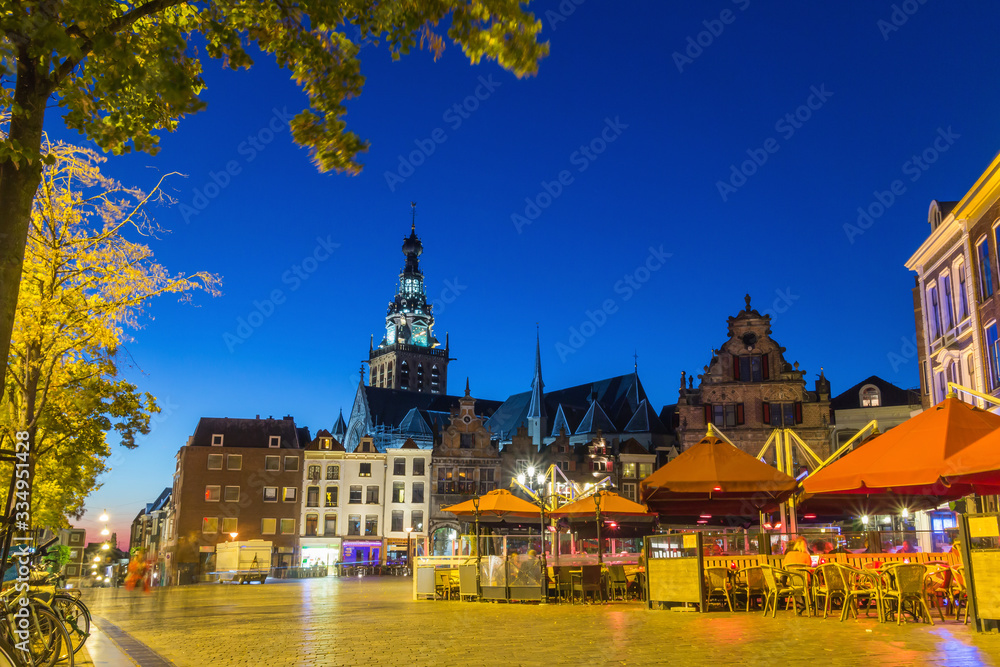 Obraz premium Cityscape of Nijmegen squre citycenter at dusk twilight, The Netherlands