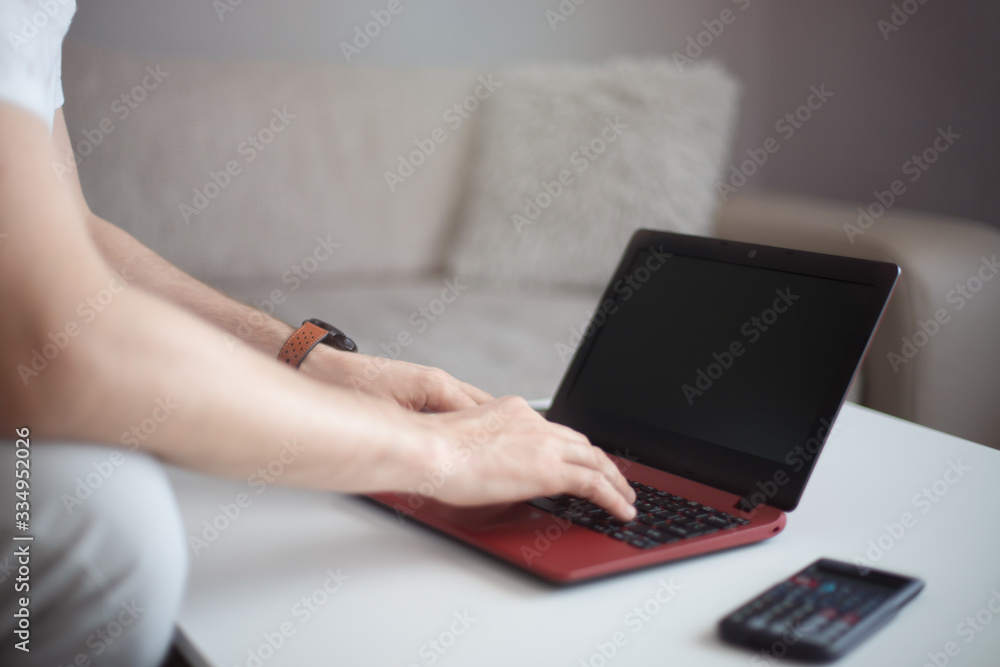 Fototapeta premium Młody mężczyzna piszący na klawiaturze z laptopa. 