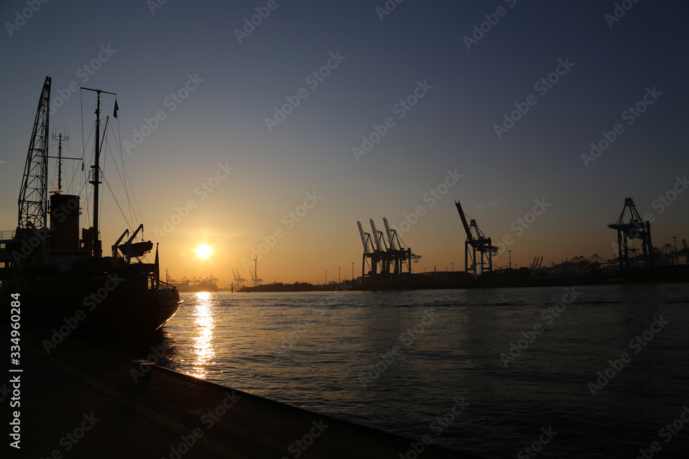 Sonnenaufgang über den Hamburger Hafen