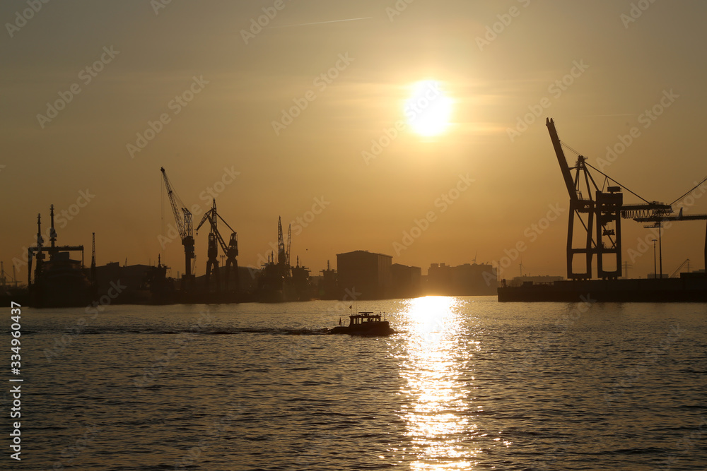 Sonnenaufgang über den Hamburger Hafen