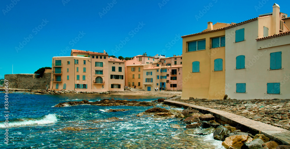 Obraz premium Maisons méditerranéennes à Saint-Tropez, France