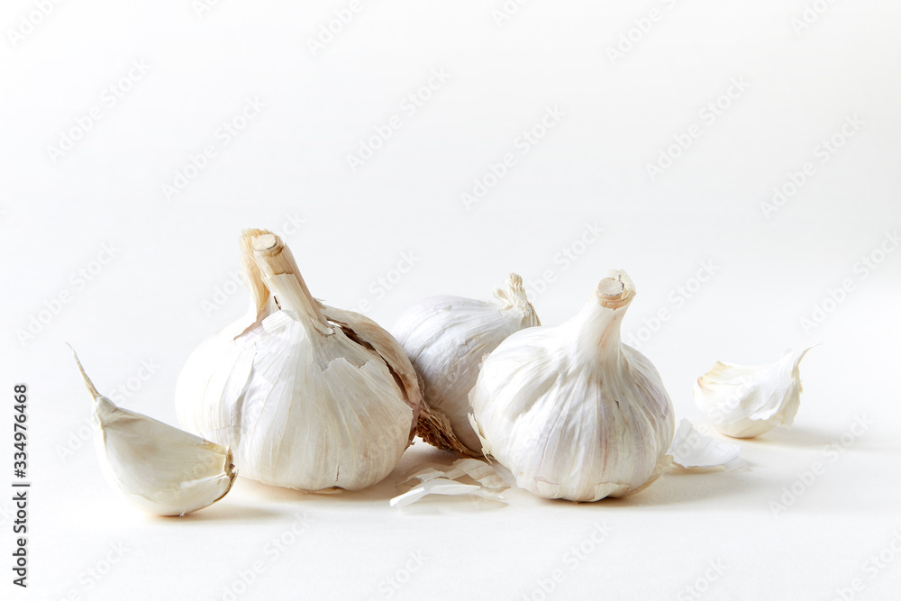 Obraz premium garlic on white Infinity cove background