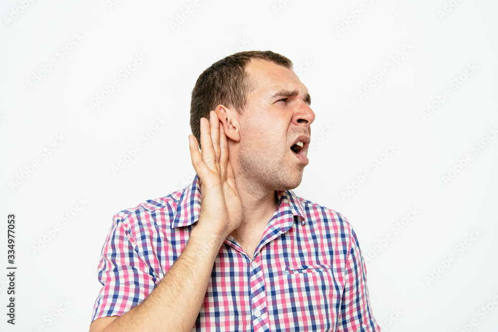 Obraz premium Overhears a man, tries to listen.