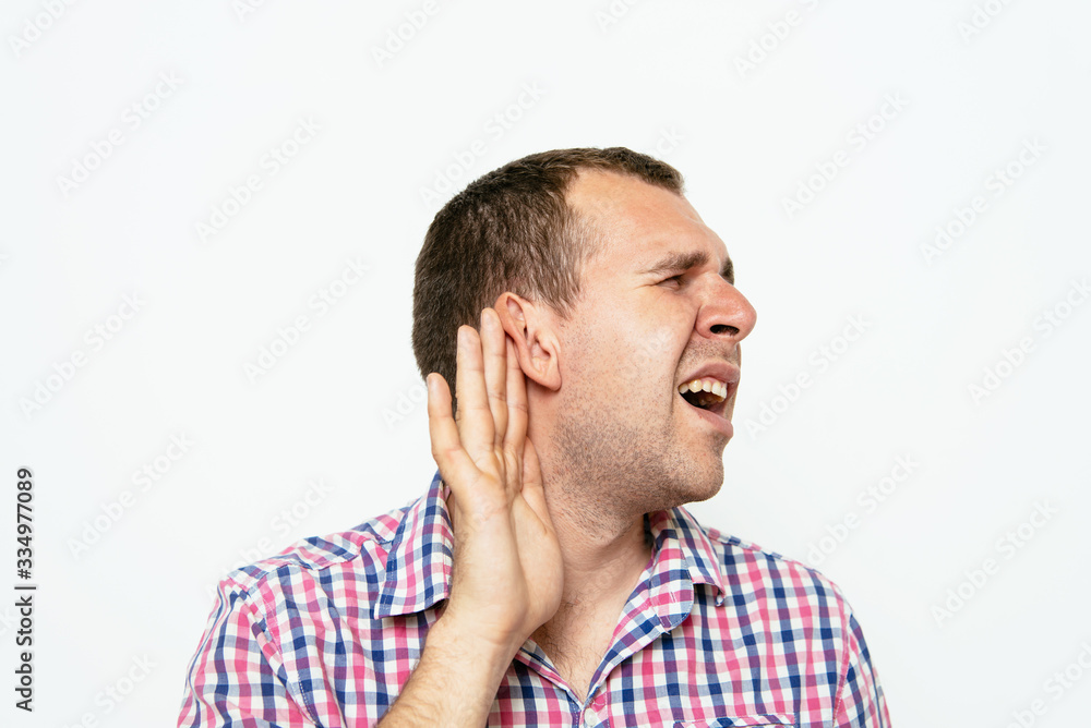 Obraz premium Overhears a man, tries to listen.
