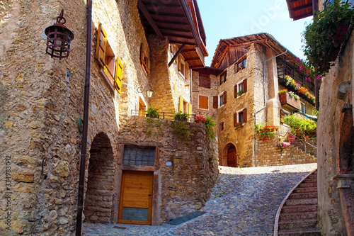 Foto Beautiful medieval village near the lake Lago di Garda, hisoric village in the m