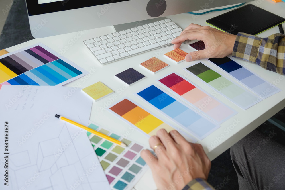 Engineers and creative artists work on table, work, consult, advise on choosing colors and materials, measuring size, choosing cool colors, soft tones, beautiful tones. Engineers and creative artists work on table, work, consult, advise on choosing colors and materials, measuring size, choosing cool colors, soft tones, beautiful tones.