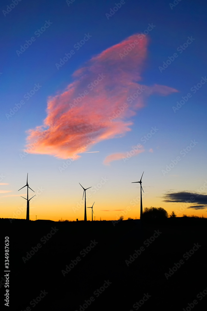 Windkraftanlagen im Sonnenuntergehen