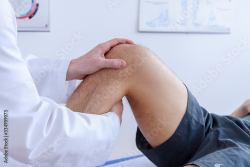 Arzt Orthopäde Orthopädie Untersuchung Knie