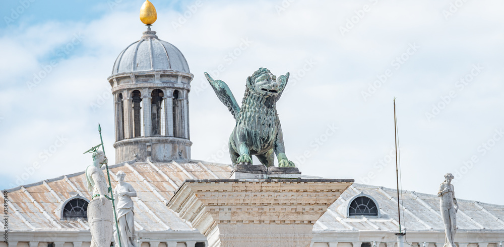 Obraz premium Panoramic view over San Marco square roof top towers, sculptures and the symbol of Venice a winged lion at Doge Palace, Venice, Italy, summer time, closeup, details