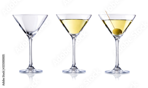 Martini Gläser gefüllt und geleert isoliert auf weiß