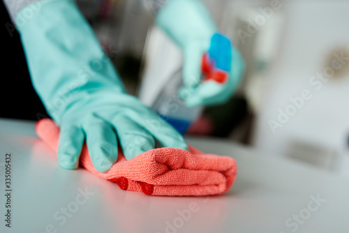Εκτύπωση καμβά man cleaning a white table