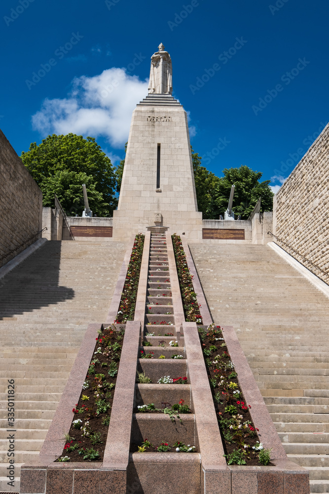 Treppe zum Denkmal für den Sieg und die Soldaten von Verdun/Frankreich