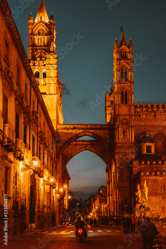 Kathedrale Maria Santissima Assunta in Palermo auf Sizilien am späten Abend. photo