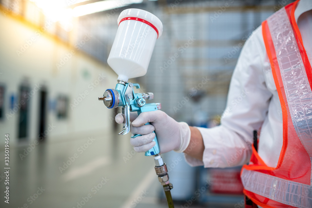 Stockfoto Asian workers stand to hold a spray gun, antiseptic spray gun
