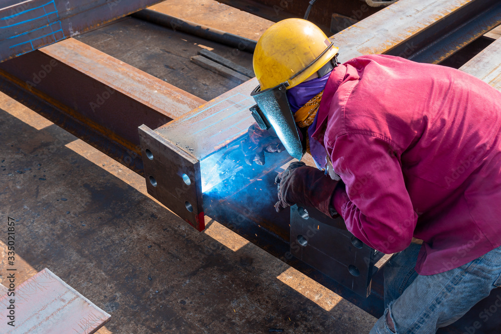 Fotografia do Stock The welder is welding a steel structure work with