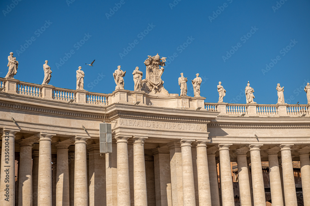 Zabytkowa kolumnada wraz z rzeźbami świętych i aniołów na placu św. Piotra w Watykanie	