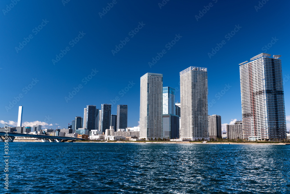 快晴の隅田川と月島タワーマンション群