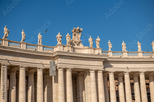 Zabytkowa kolumnada wraz z rzeźbami świętych i aniołów na placu św. Piotra w Watykanie	