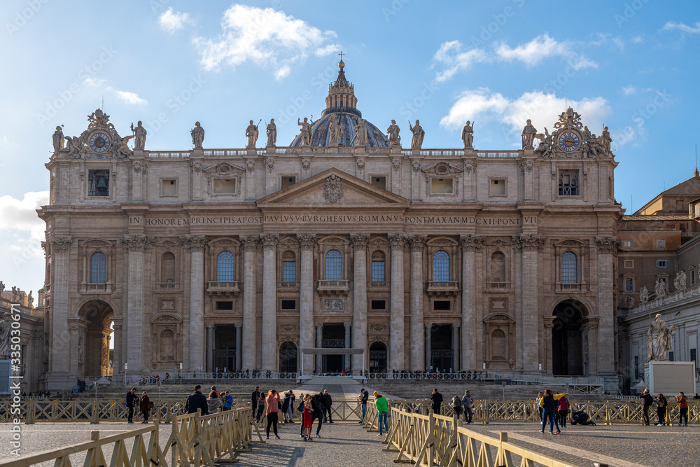 Główne wejście do Bazyliki świętego Piotra w Watykanie. Widać drewniane barierki ustawione aby zapewnić bezpieczeństwo