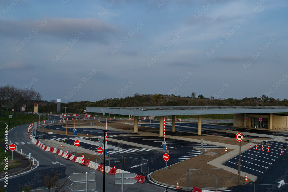 Fotografie empty gas station with car parking