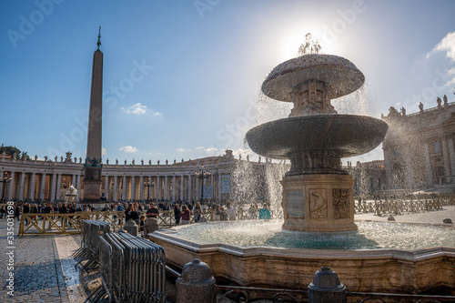 Fontanna oraz obelisk na placu świętego Piotra w Watykanie, Włochym Europa