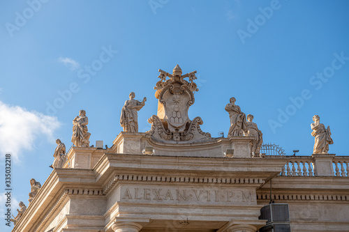 Zabytkowe rzeźby na kaplicy świętego Piotra w Watykanie