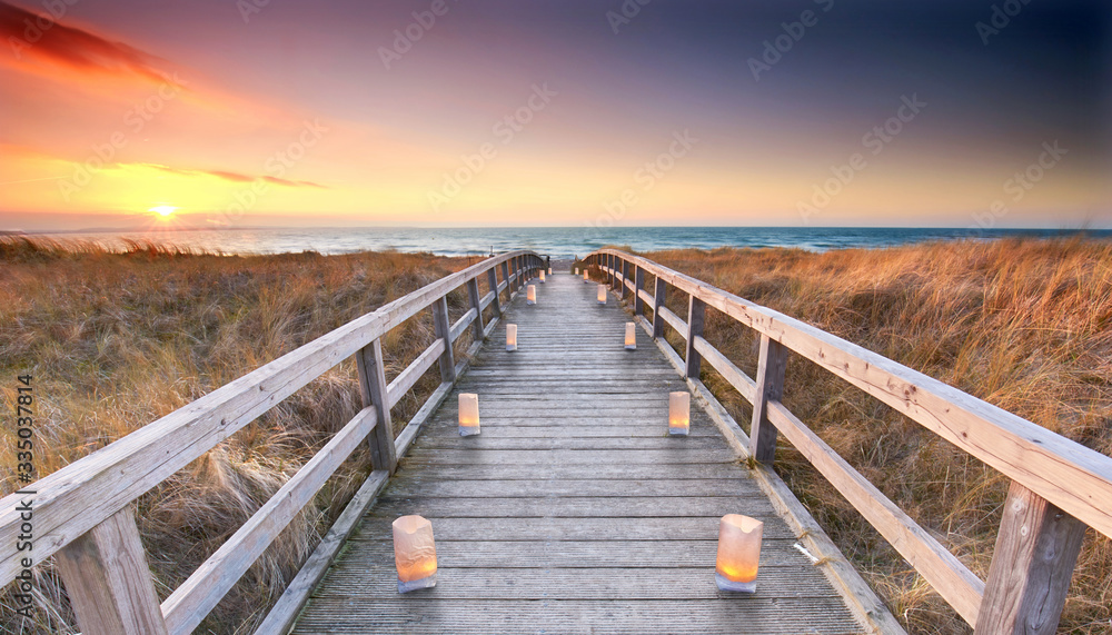 romantischer Strandübergang am Meer