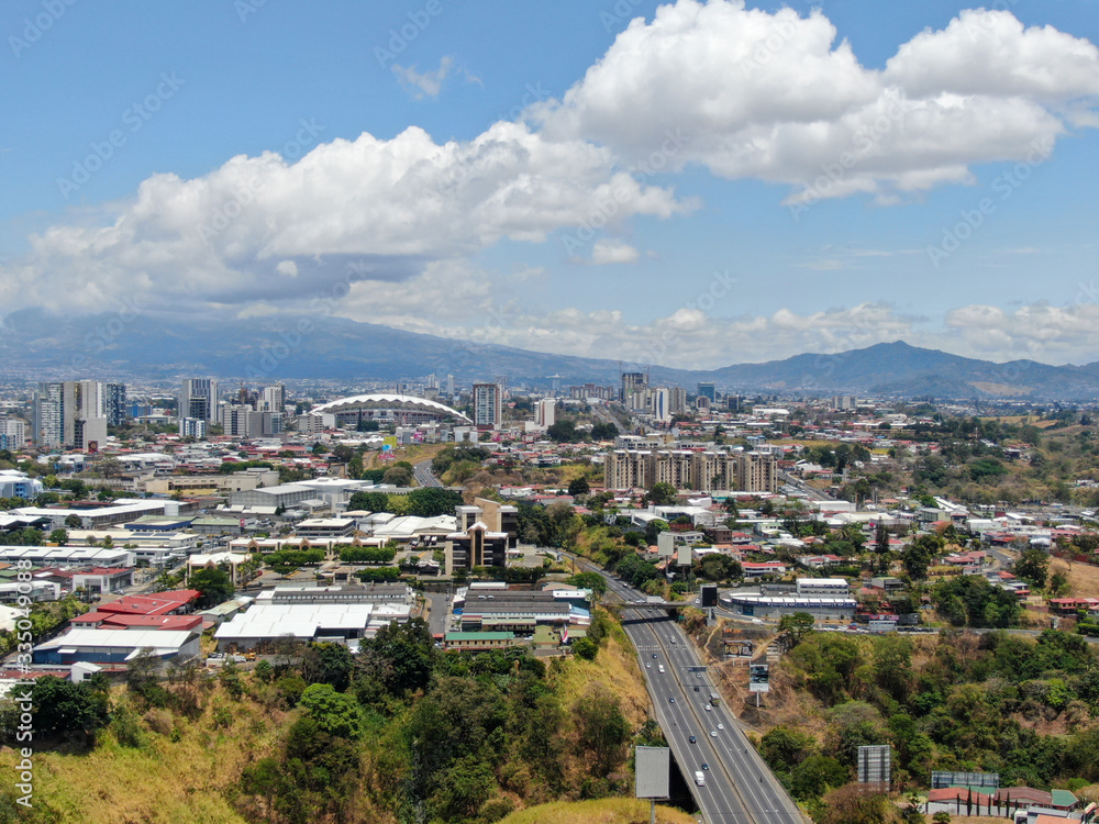 Fototapeta premium Widok z lotu ptaka na San Jose i Escazu w Kostaryce