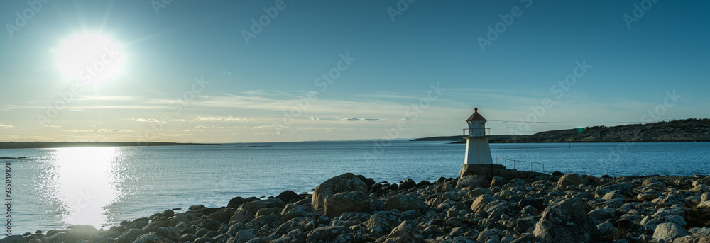 Latarnia morska w Parku Narodowym Ytre Hvaler w Norwegii - obrazy, fototapety, plakaty 
